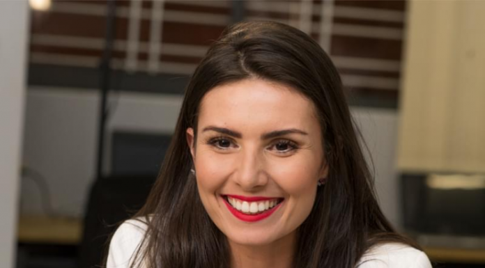 Nathalia Arcury dá dicas financeiras no programa "Conversa Com Bial"