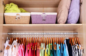 Veja como limpar o guarda-roupa de forma prática