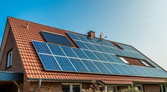 Descubra como fazer um painel solar caseiro e economizar energia