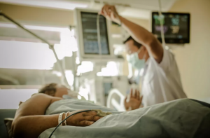COVID-19 é pelo menos 5 vezes mais mortal do que a gripe para pacientes hospitalizados