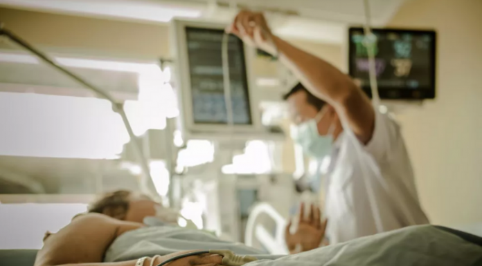 COVID-19 é pelo menos 5 vezes mais mortal do que a gripe para pacientes hospitalizados