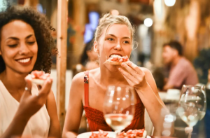 O que realmente acontece quando a comida desce pelo 'lugar errado'?