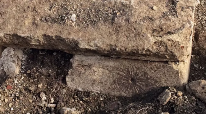 Grafite repelente de bruxa descoberto nas ruínas da igreja medieval do Reino Unido