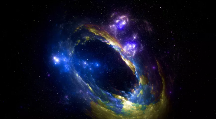 Um mini universo fractal pode estar dentro de buracos negros carregados