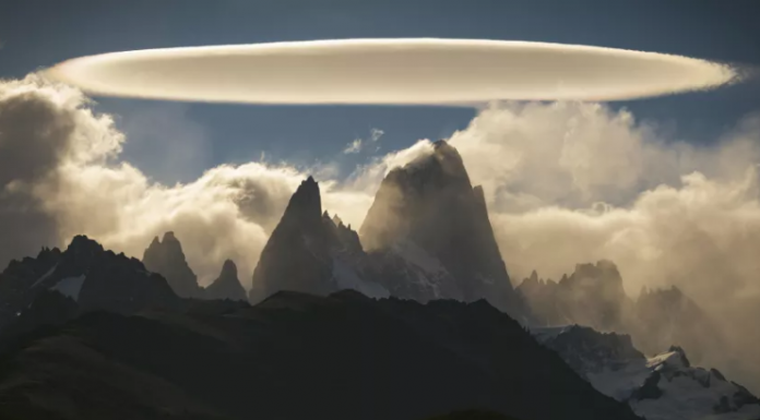 'Nuvem de OVNIs' fantasmagórica impressiona os juízes no concurso de fotos do tempo