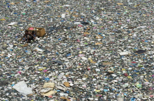 Apenas 10 sistemas fluviais contribuem com até 95% do plástico nos oceanos