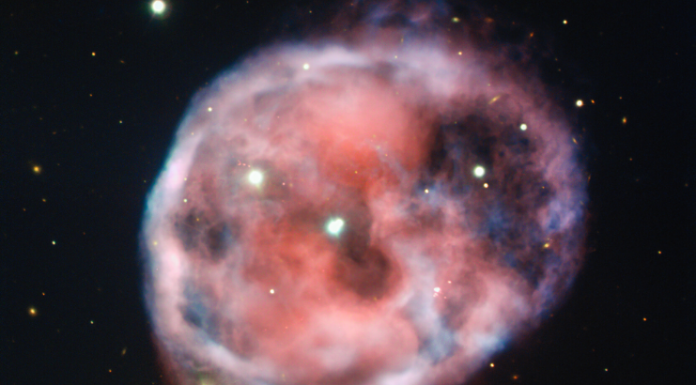Estranha Nebulosa da Caveira brilha forte para o Halloween