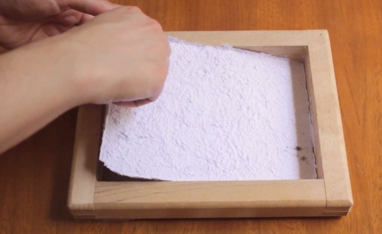 Descubra como é possível fazer papel com itens que tem em casa