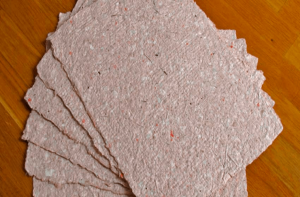 Descubra como é possível fazer papel com itens que tem em casa