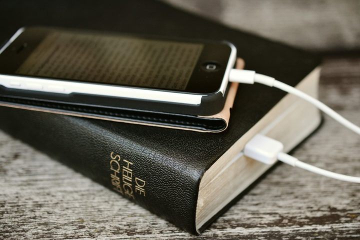 Aprenda como baixar o aplicativo Holy Bible: leia e Ouça a Bíblia
